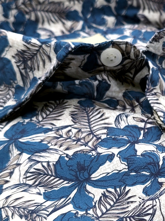 Camicia in Cotone Fantasia Ibisco Azzurro e Grigio Fondo Bianco Collo Francese Piccolo