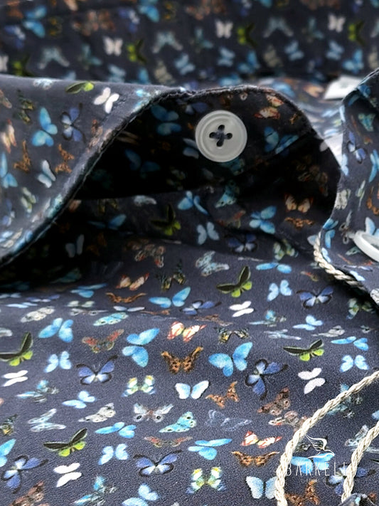 Camicia in Cotone Fantasia Farfalle Multicolore Fondo Blu Collo Francese Piccolo