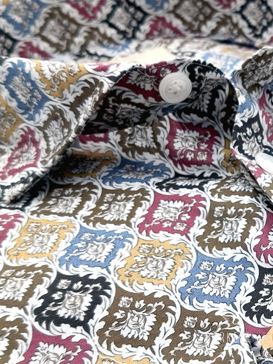 Camicia in Cotone Fantasia Maioliche Multicolore Fondo Bianco Collo Francese Piccolo