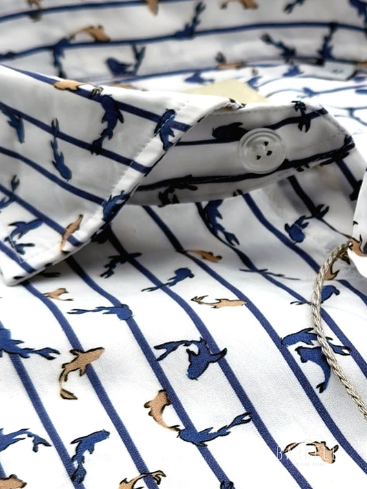 Camicia in Cotone Fantasia Riga e Carpe Blu Fondo Bianco Collo Francese Piccolo