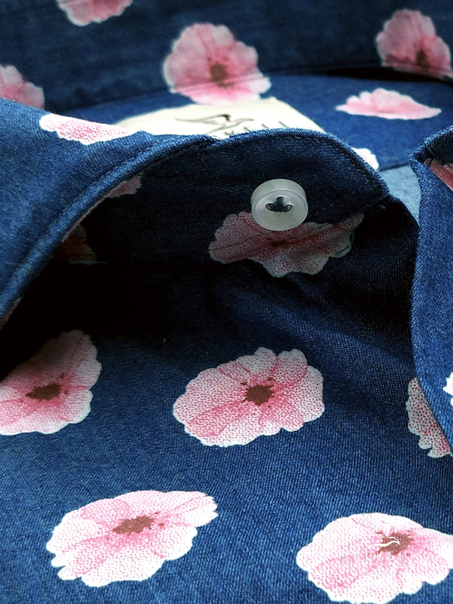 Camicia in Jeans Fantasia Fiori Rosa Fondo Stone Denim Medio Collo Francese Cutaway