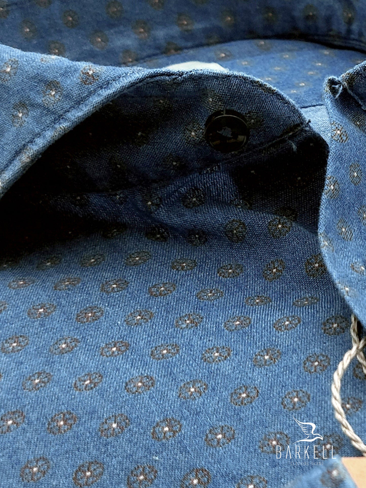 Camicia in Jeans Fantasia Margherite Marroni Fondo Stone Denim Chiaro Collo Francese Cutaway