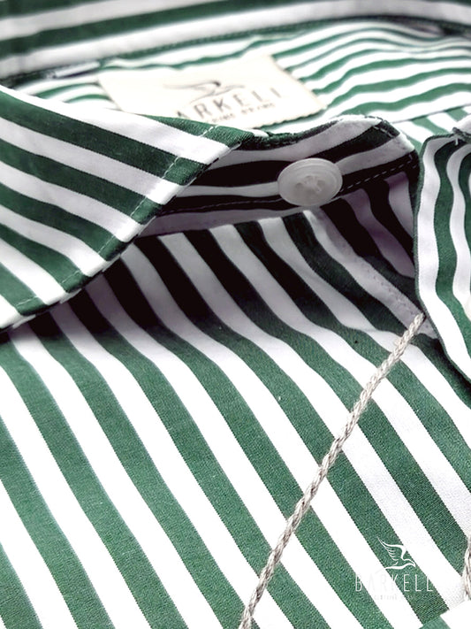 Camisa de algodón a rayas verdes y blancas con cuello italiano pequeño