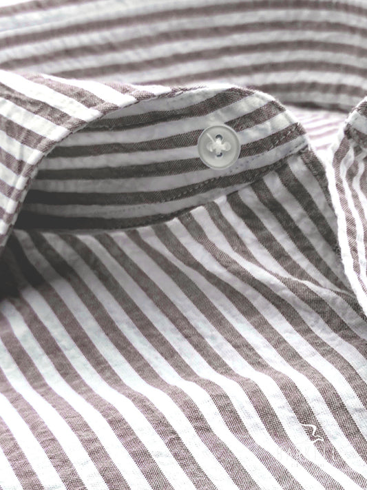 Camicia in Cotone Seersucker Rigata Nocciola e Bianco Collo Francese Cutaway
