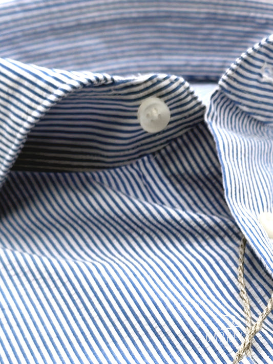 Camicia in Cotone Seersucker Rigata Blu e Bianco Collo Francese Cutaway