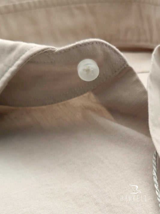 Camicia in Cotone Denim Chambray Lavato Color Sabbia Collo Francese Cutaway