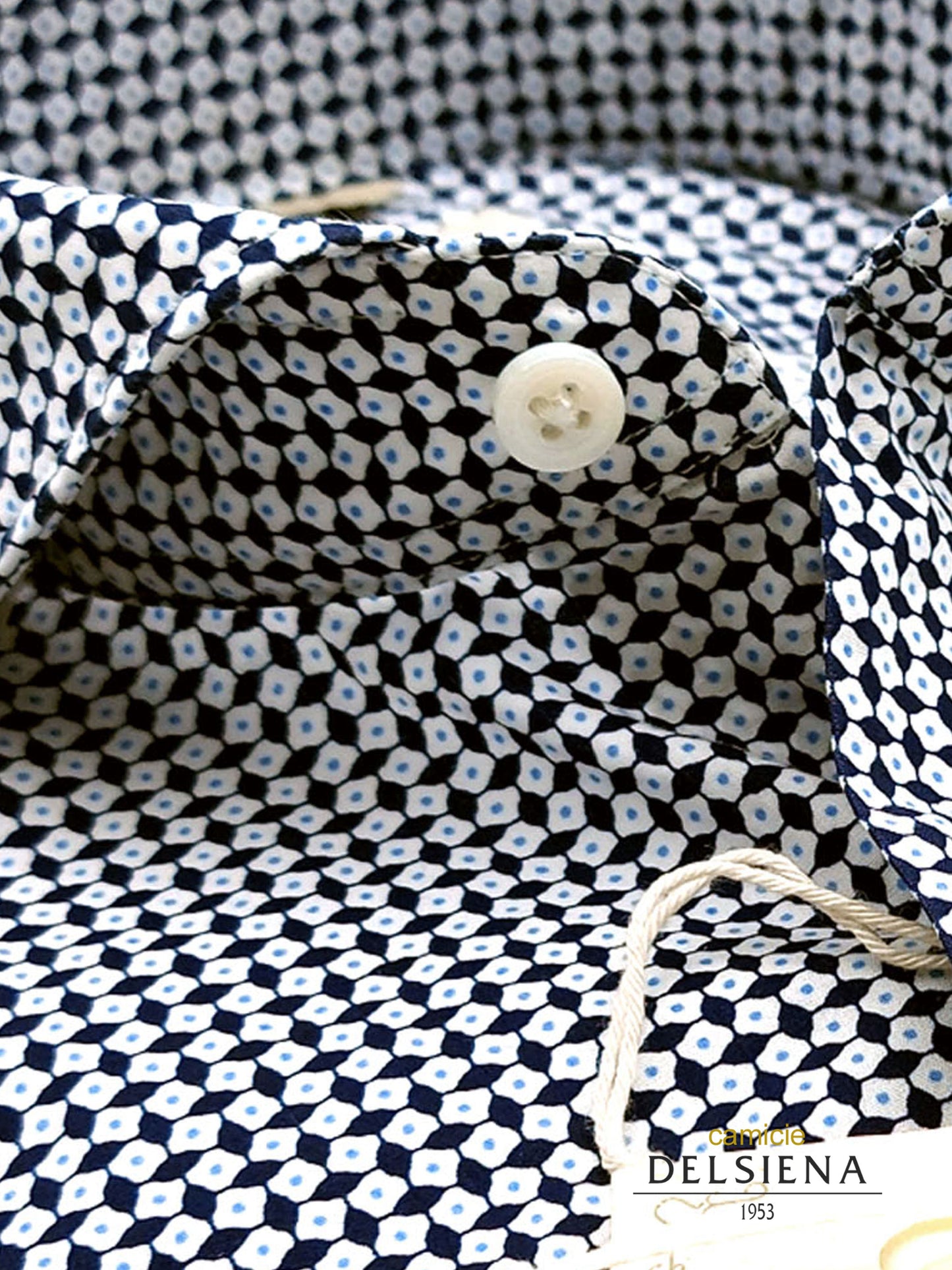 Camicia in Cotone Fantasia Geometrica Bianca Fondo Blu Collo Francese Cutaway