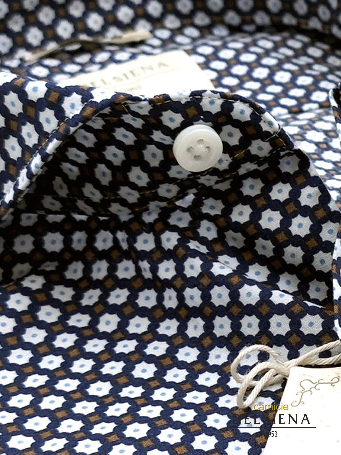 Camicia in Cotone Fantasia Geometrica Bianca e Marrone Fondo Blu Collo Francese Cutaway