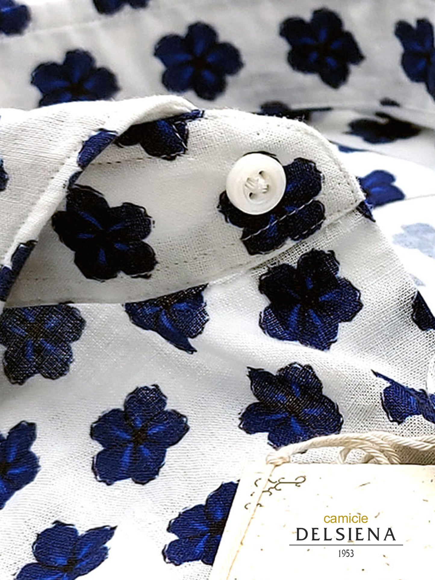 Camicia in Misto Lino Fantasia Fiore Azzurro Fondo Bianco Collo Francese Cutaway