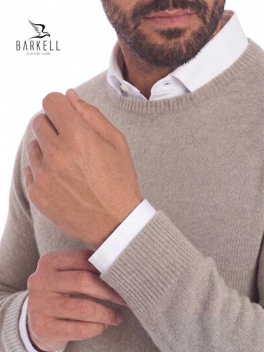 Round neck sweater in wool blend with 5% cashmere in walnut color