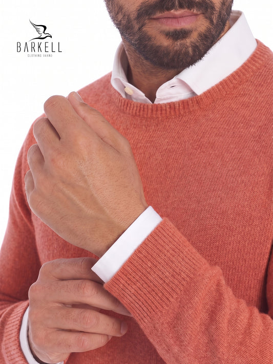 Round neck sweater in wool blend with 5% cashmere in walnut color