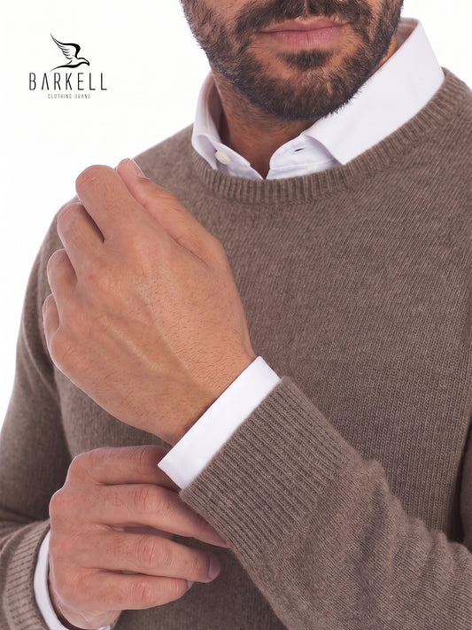 Round neck sweater in wool blend with 5% cashmere in walnut color