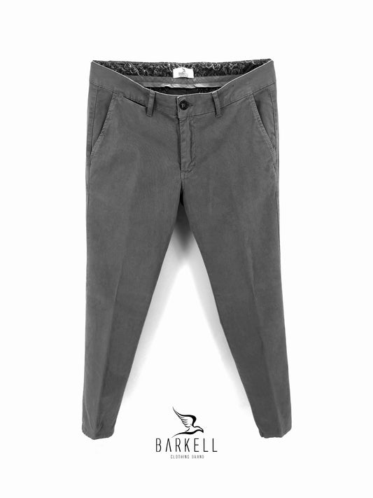 Pantalone Grigio Ferro Modello Chinos in Cotone Cannettato Diagonale