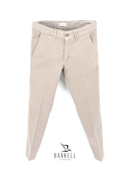 Pantalone Sabbia Chiaro Modello Chinos in Cotone Gabardina