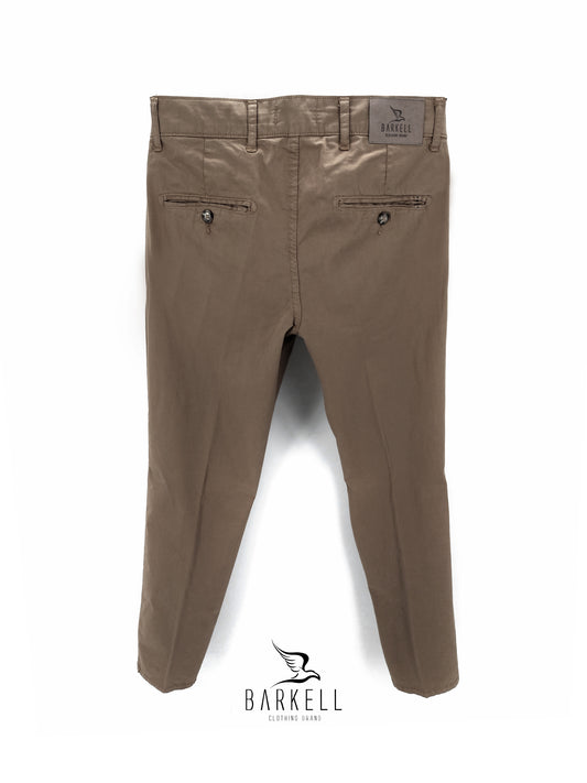 Pantalone Nocciola Modello Chinos in Cotone Gabardina