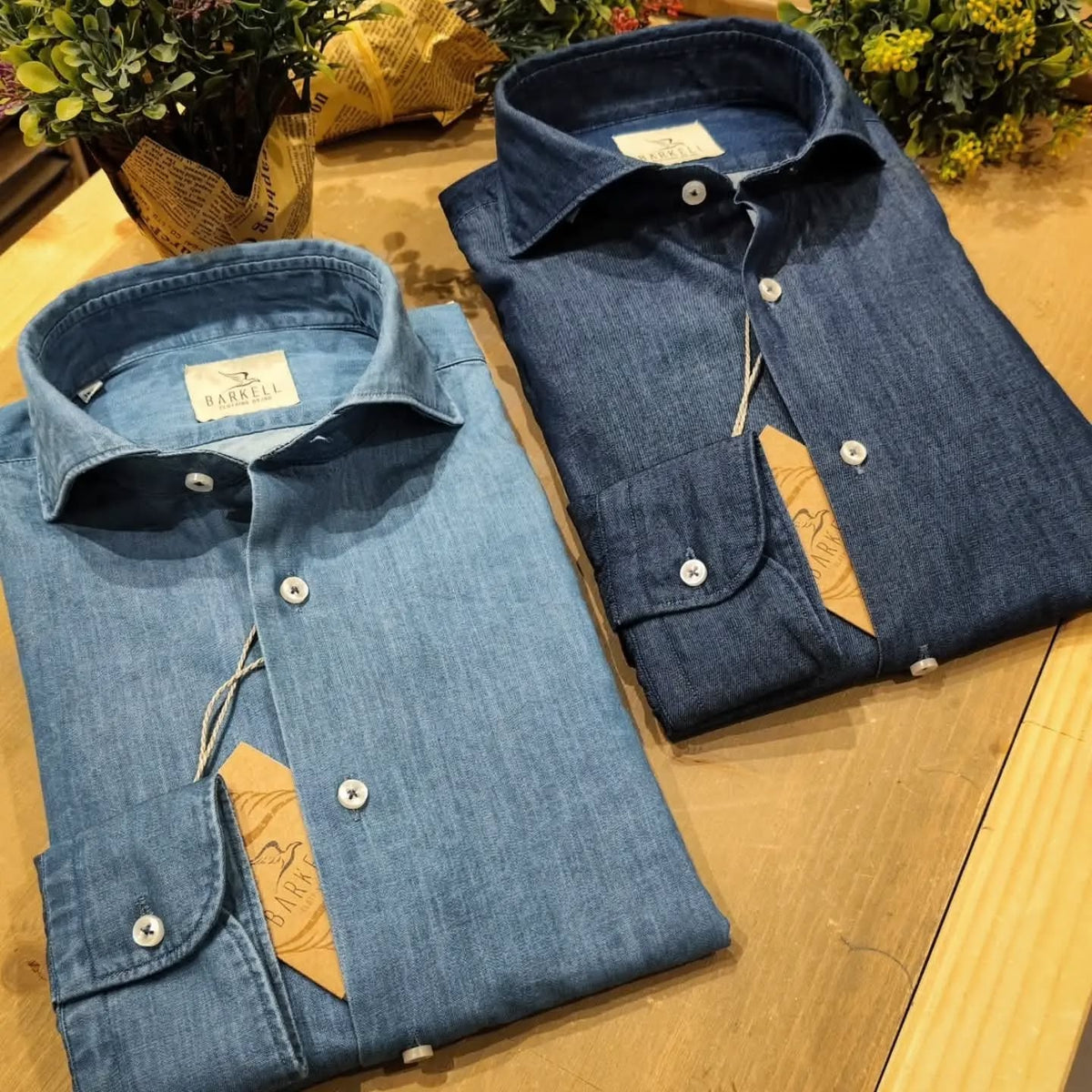 Camicia in Cotone Denim Lavato Color Jeans Medio Collo Francese Cutaway