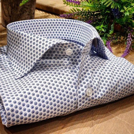 Camicia in Cotone Fantasia Geometrica Blu Fondo Bianco Collo Francese