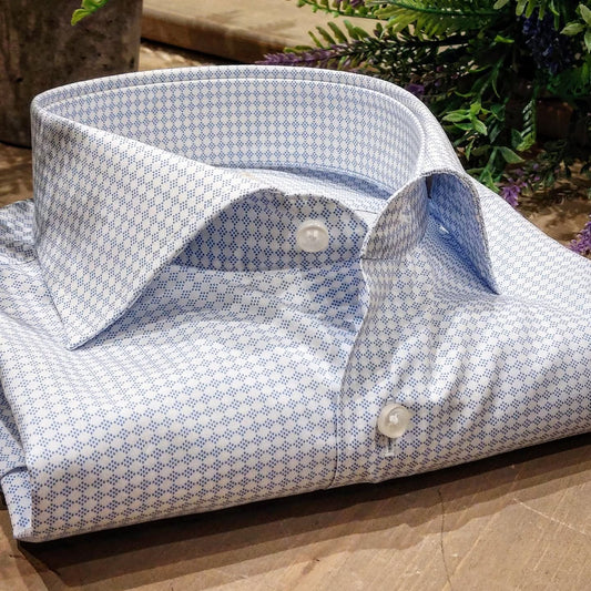 Camicia in Cotone Fantasia Geometrica Celeste Fondo Bianco Collo Francese