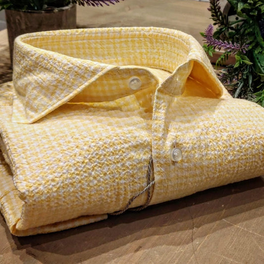 Camicia in Cotone Seersucker Quadretto Giallo e Bianco Collo Francese Cutaway
