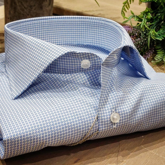 Camicia in Cotone Fantasia Geometrica Celeste Fondo Bianco Collo Francese