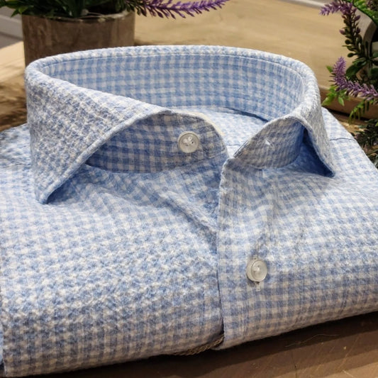 Camicia in Cotone Seersucker Quadretto Celeste e Bianco Collo Francese Cutaway