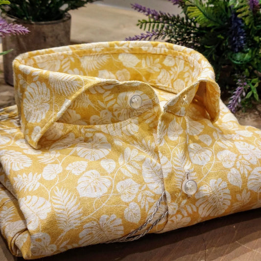Camicia in Misto Lino Fantasia Foglie Tropicali Bianche Fondo Giallo Collo Francese Cutaway