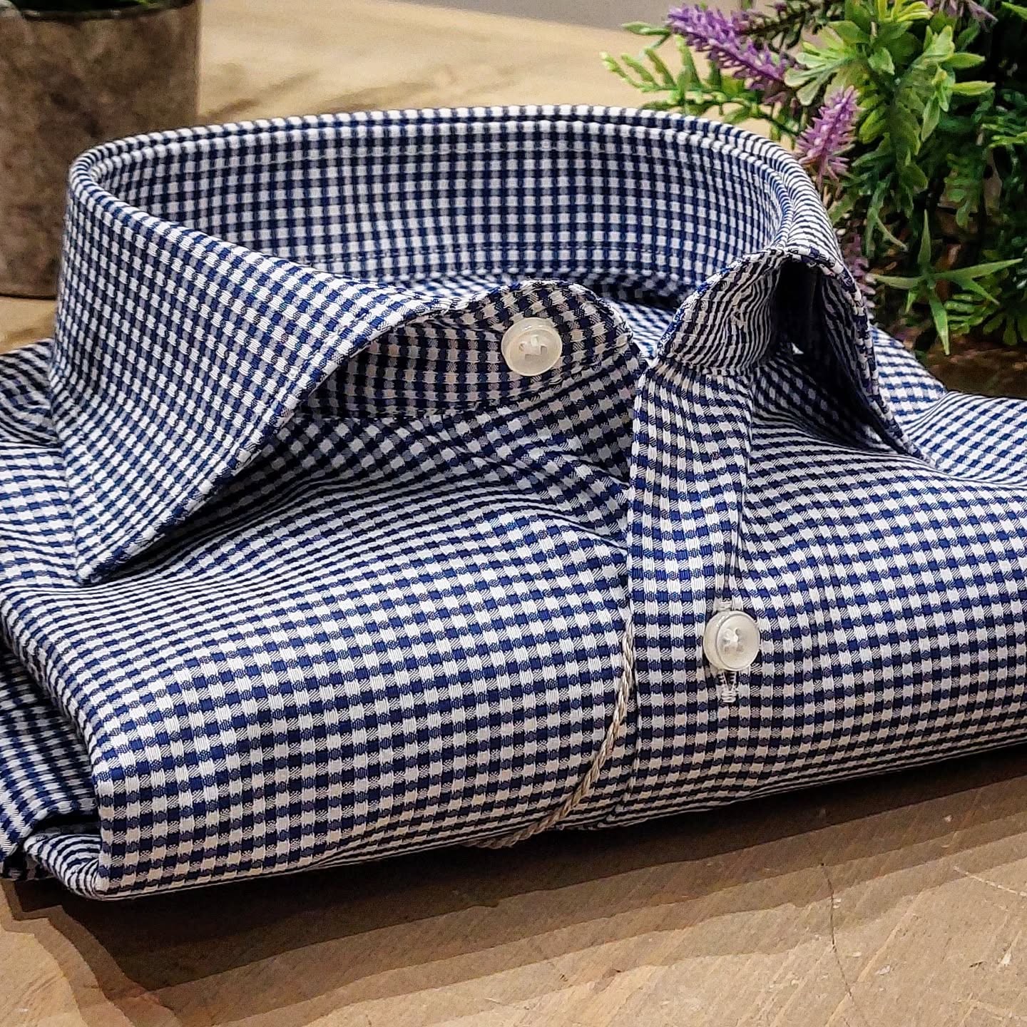 Camicia in Cotone Microfantasia Armaturata Bianca e Blu Collo Francese