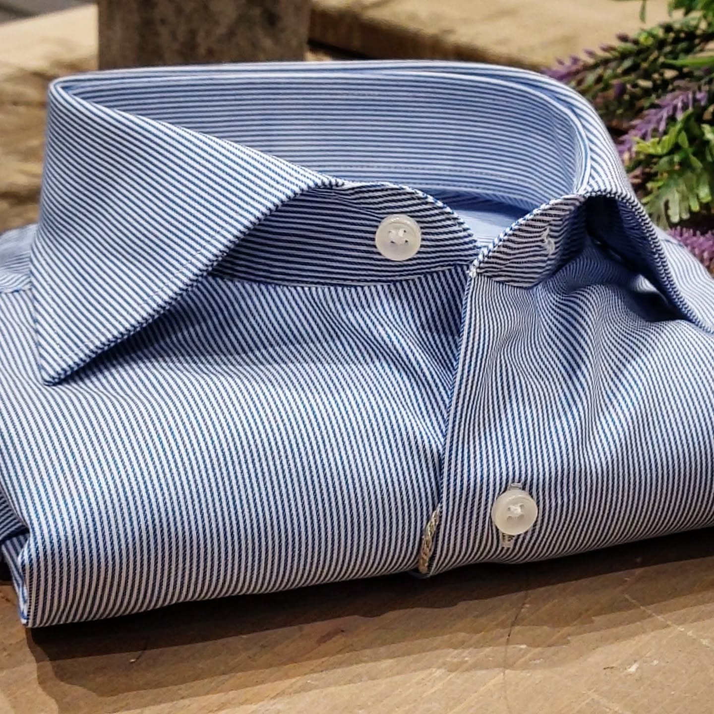 Camicia in Cotone Rigata Bianca e Blu Collo Francese