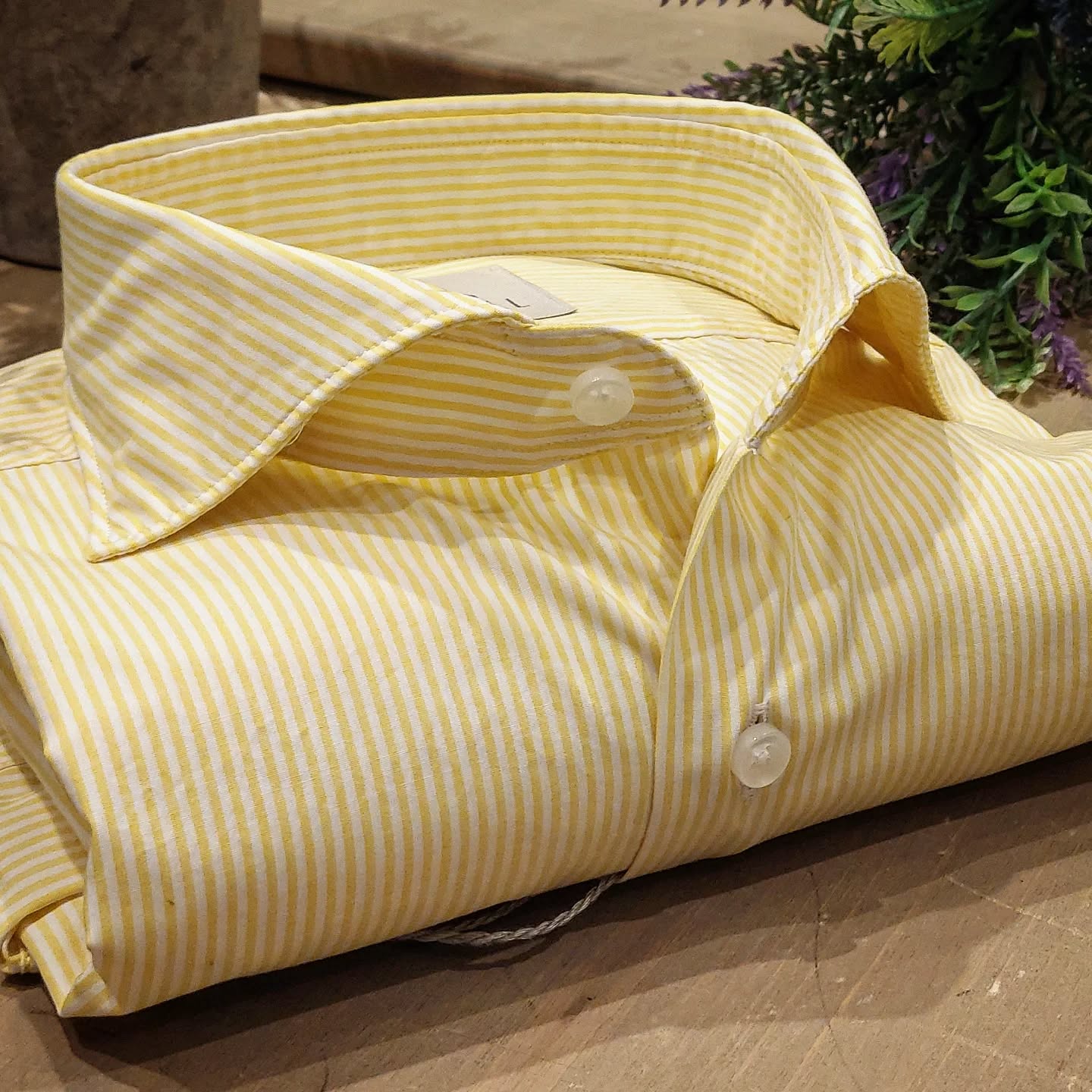 Camicia in Cotone Rigata Giallo e Bianco Collo Francese Cutaway