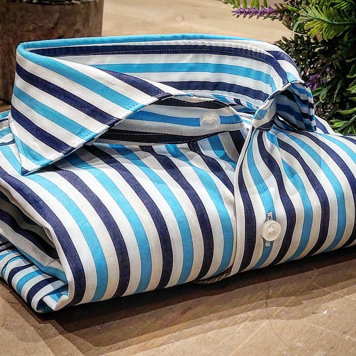 Camicia in Cotone Rigata Blu e Turchese Collo Francese Cutaway
