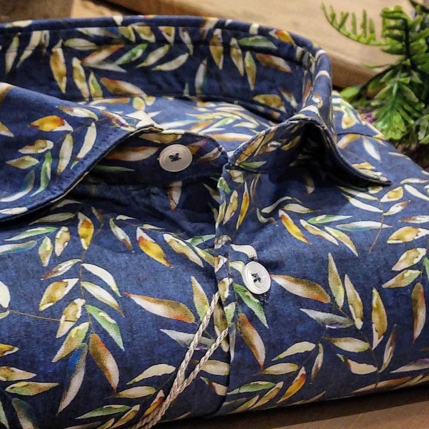 Camicia in Cotone Fantasia Foglie Multicolore Fondo Blu Collo Francese Piccolo