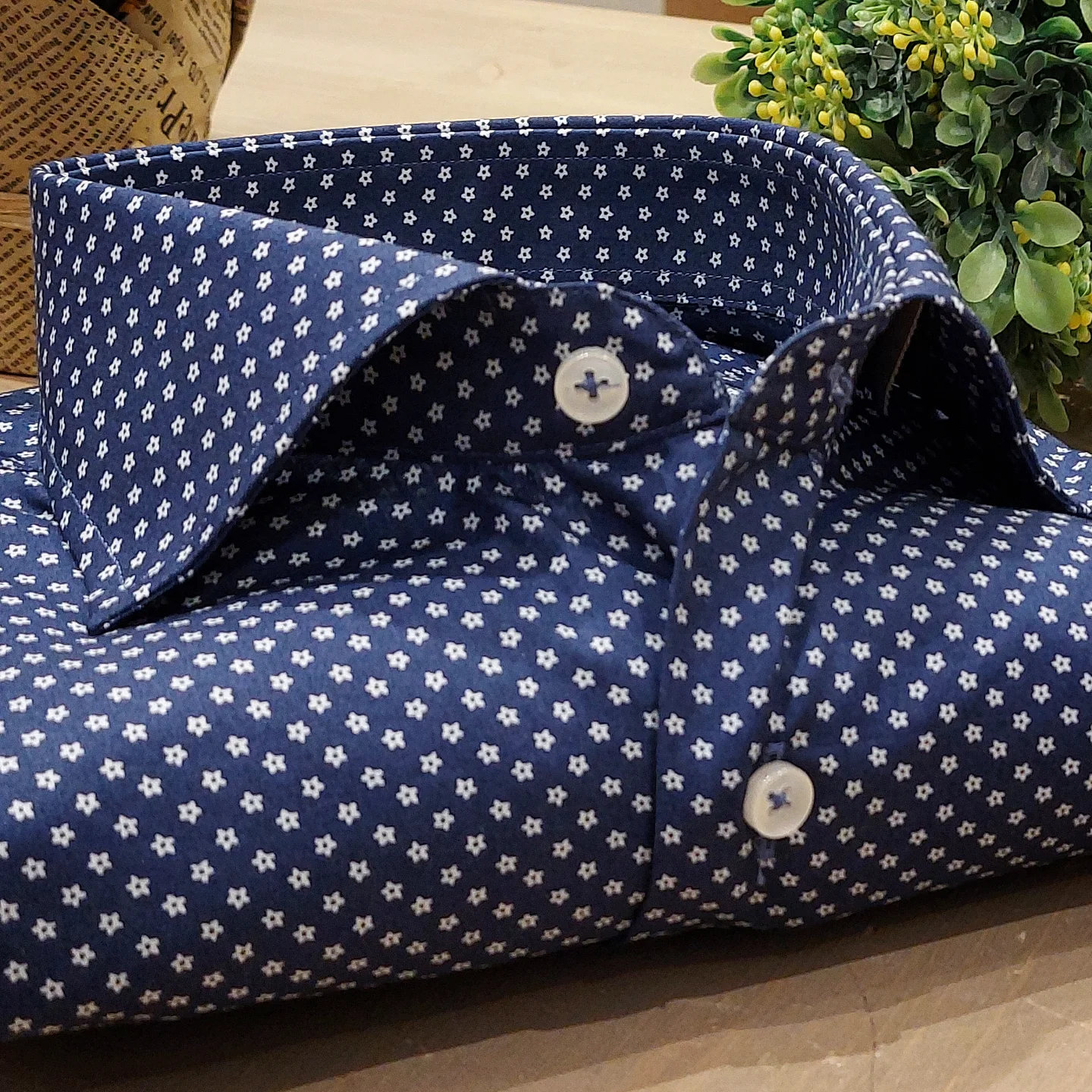Camicia in Cotone Fantasia Fiorellino bianco Fondo Blu Collo Francese
