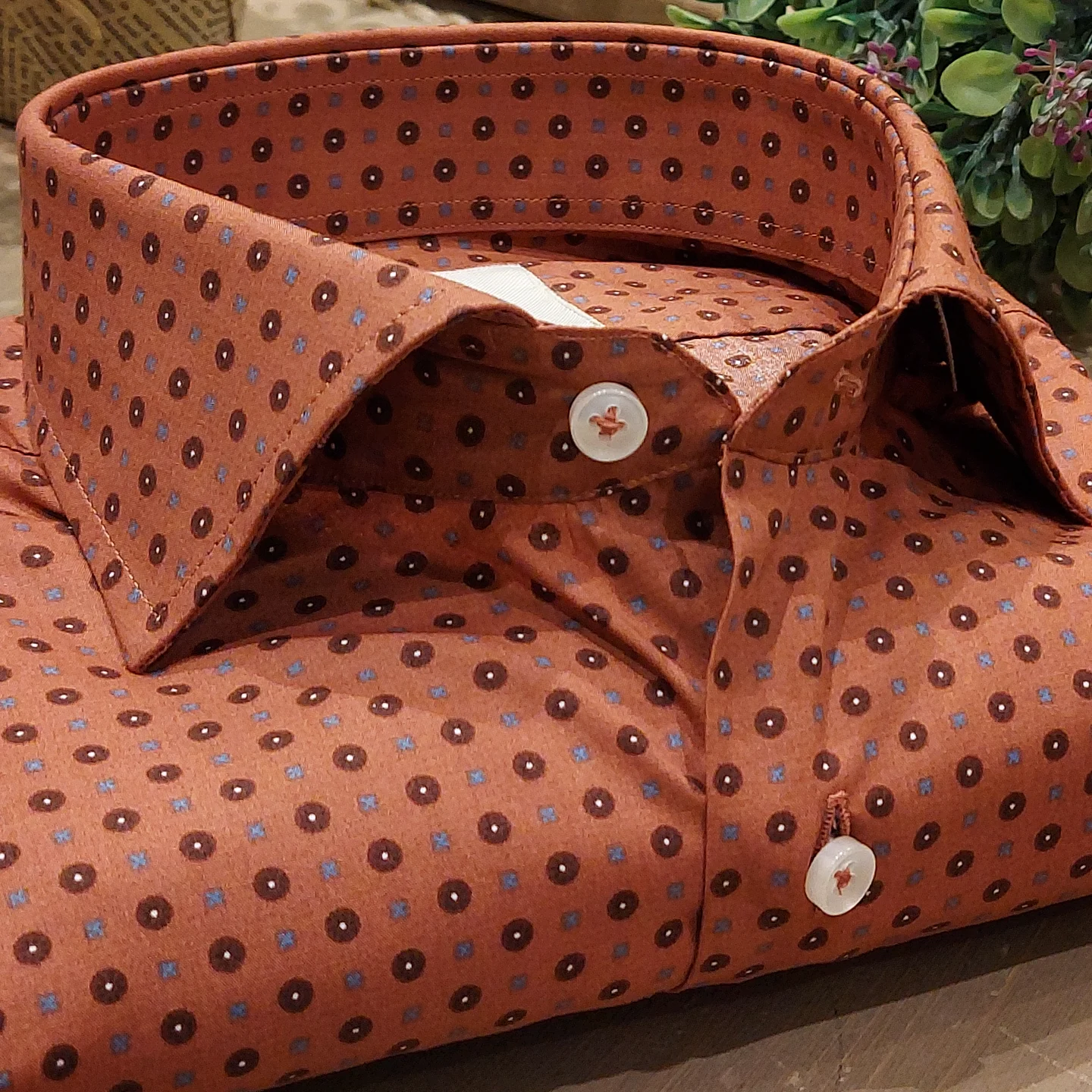 Camicia in Cotone Fantasia Geometrica Marrone Fondo Mattone Collo Francese