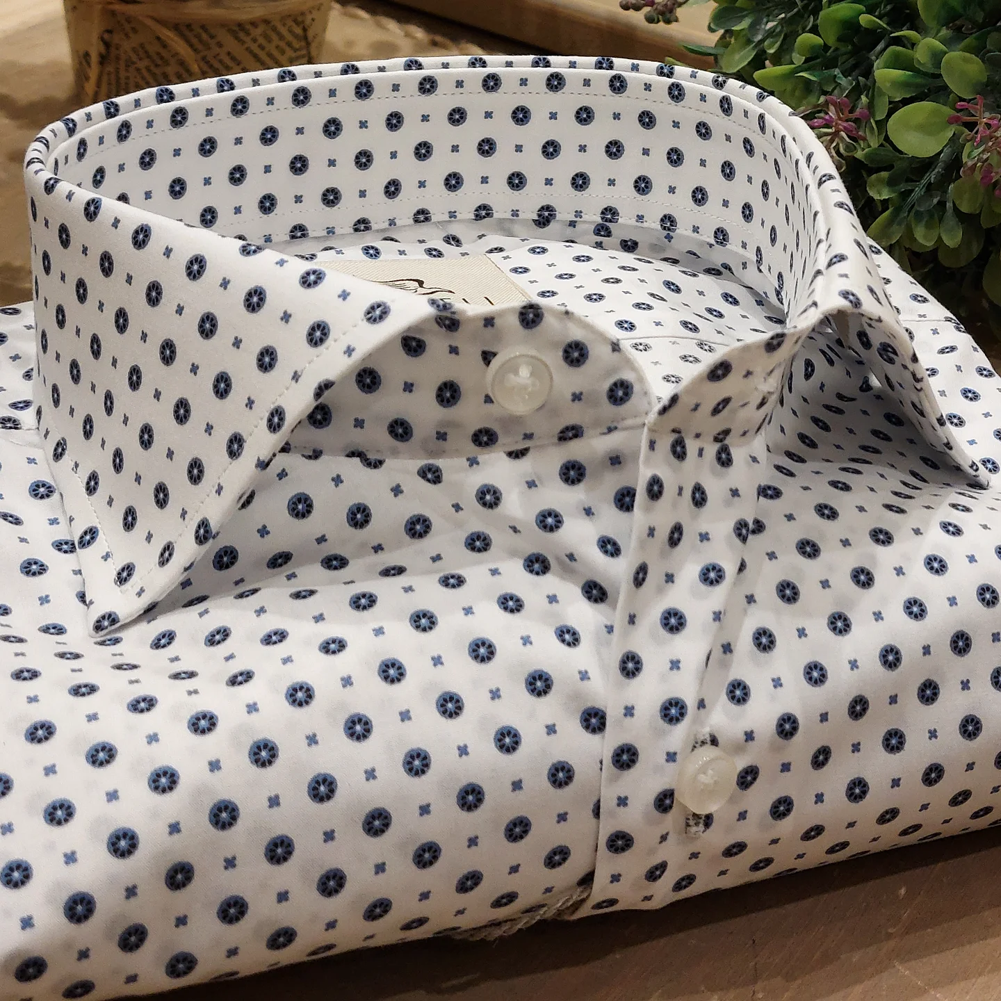 Camicia in Cotone Fantasia Geometrica Blu Fondo Bianco Collo Francese