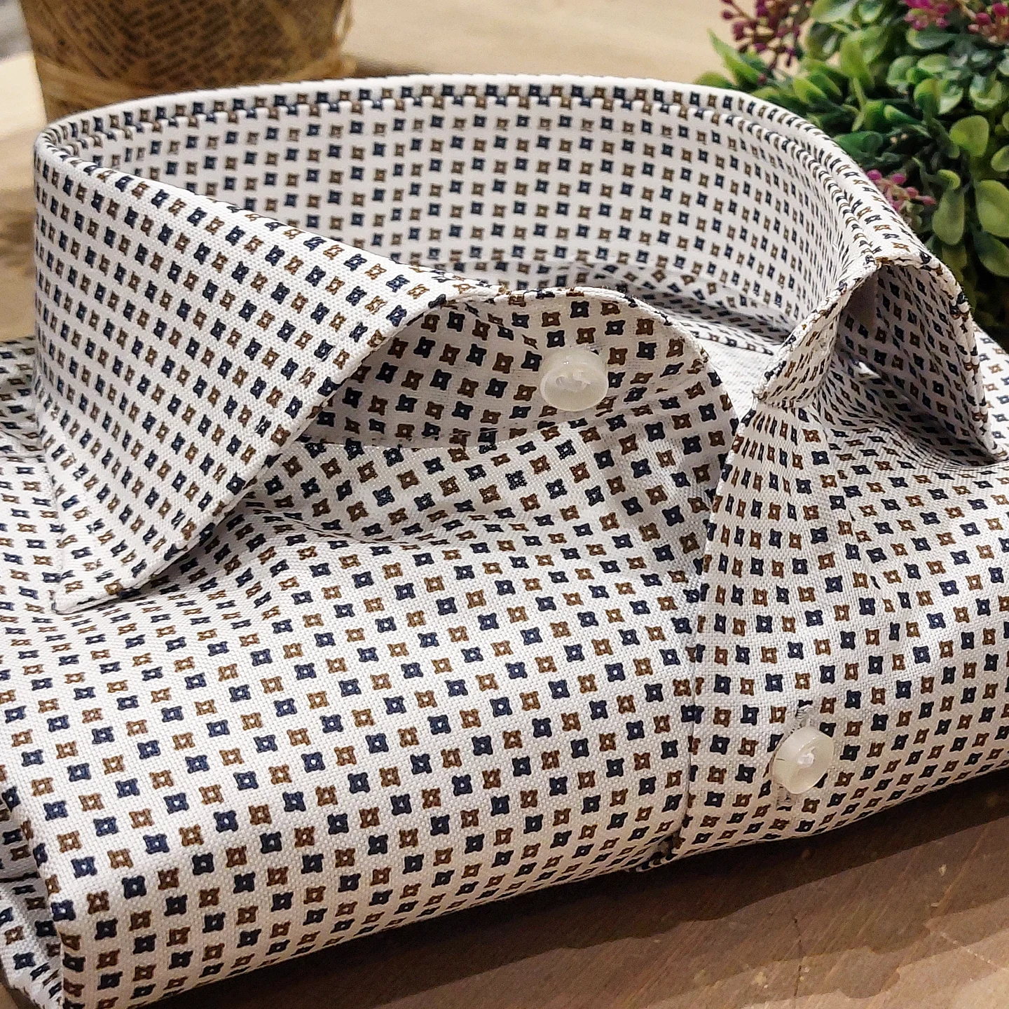 Camicia in Cotone Fantasia Geometrica Blu e Marrone Fondo Bianco Collo Francese