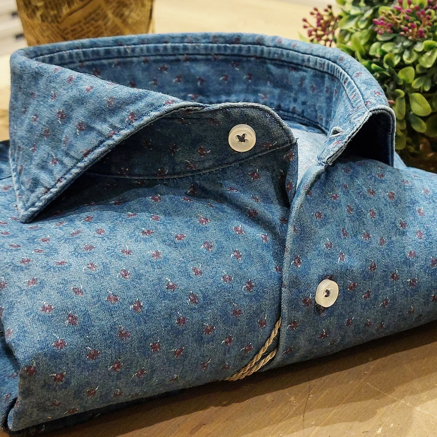 Camicia in Jeans Fantasia Floreale Bordò Fondo Stone Denim Collo Francese Cutaway