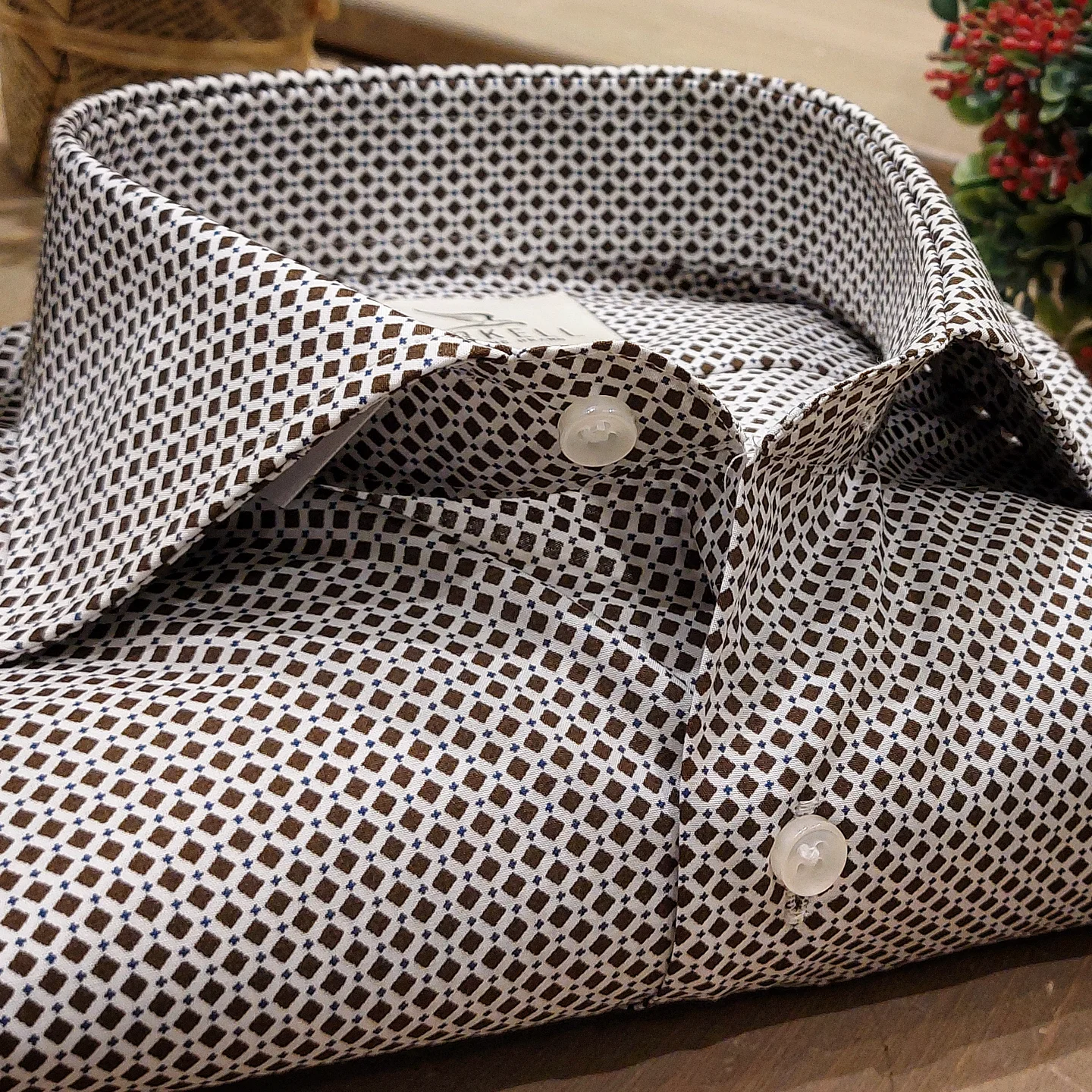 Camicia in Cotone Fantasia Geometrica Marrone Fondo Bianco Collo Francese