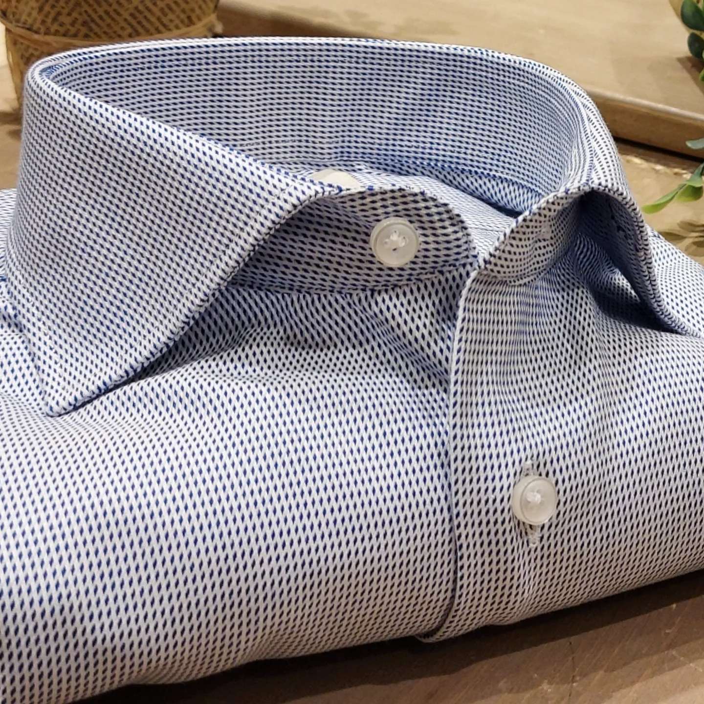 Camicia in Cotone Doppio Ritorto Fantasia Geometrica Blu Fondo Bianco Collo Francese