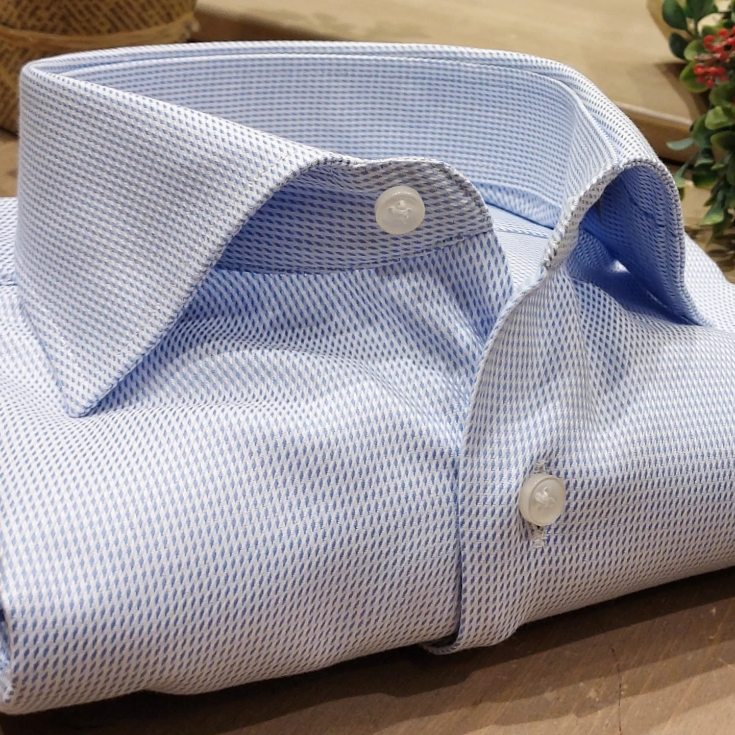 Camicia in Cotone Doppio Ritorto Fantasia Geometrica Celeste Fondo Bianco Collo Francese