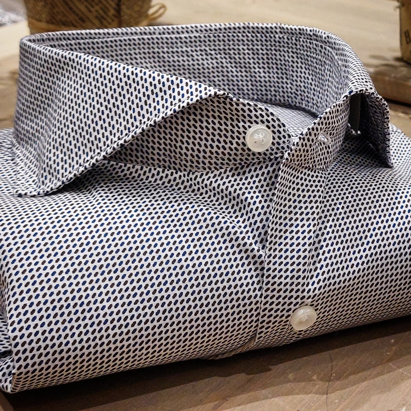 Camicia in Cotone Microfantasia Marrone e Blu Collo Francese Cutaway