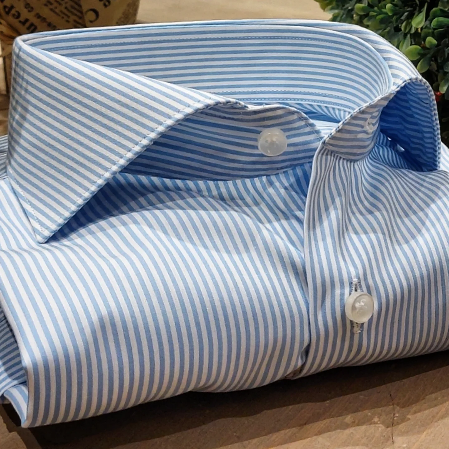 Camicia in Cotone Rigata Bianca e Celeste Collo Francese Spread