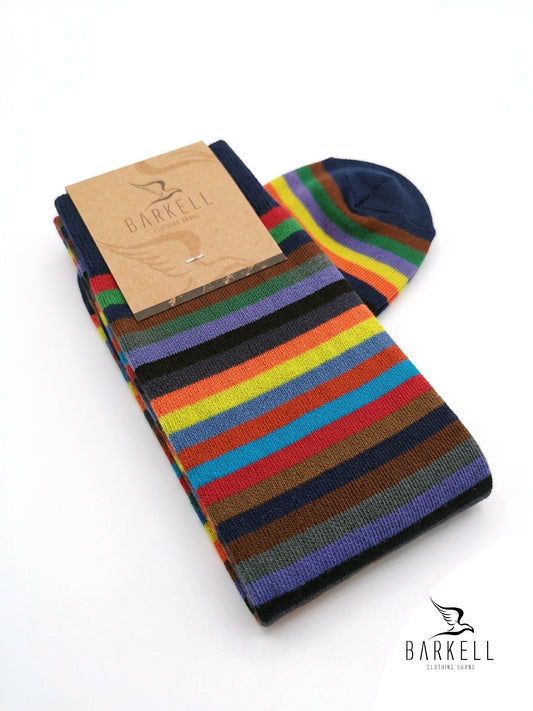 Chaussettes longues en coton chaud de haute qualité. Fond bleu avec motif à rayures multicolores