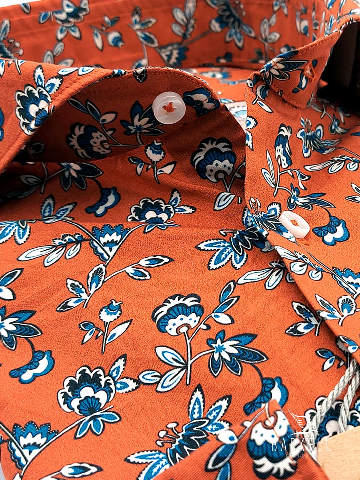 Camicia in Cotone Fantasia Fiorata Azzurro e Bianco Fondo Arancio Collo Francese Cutaway