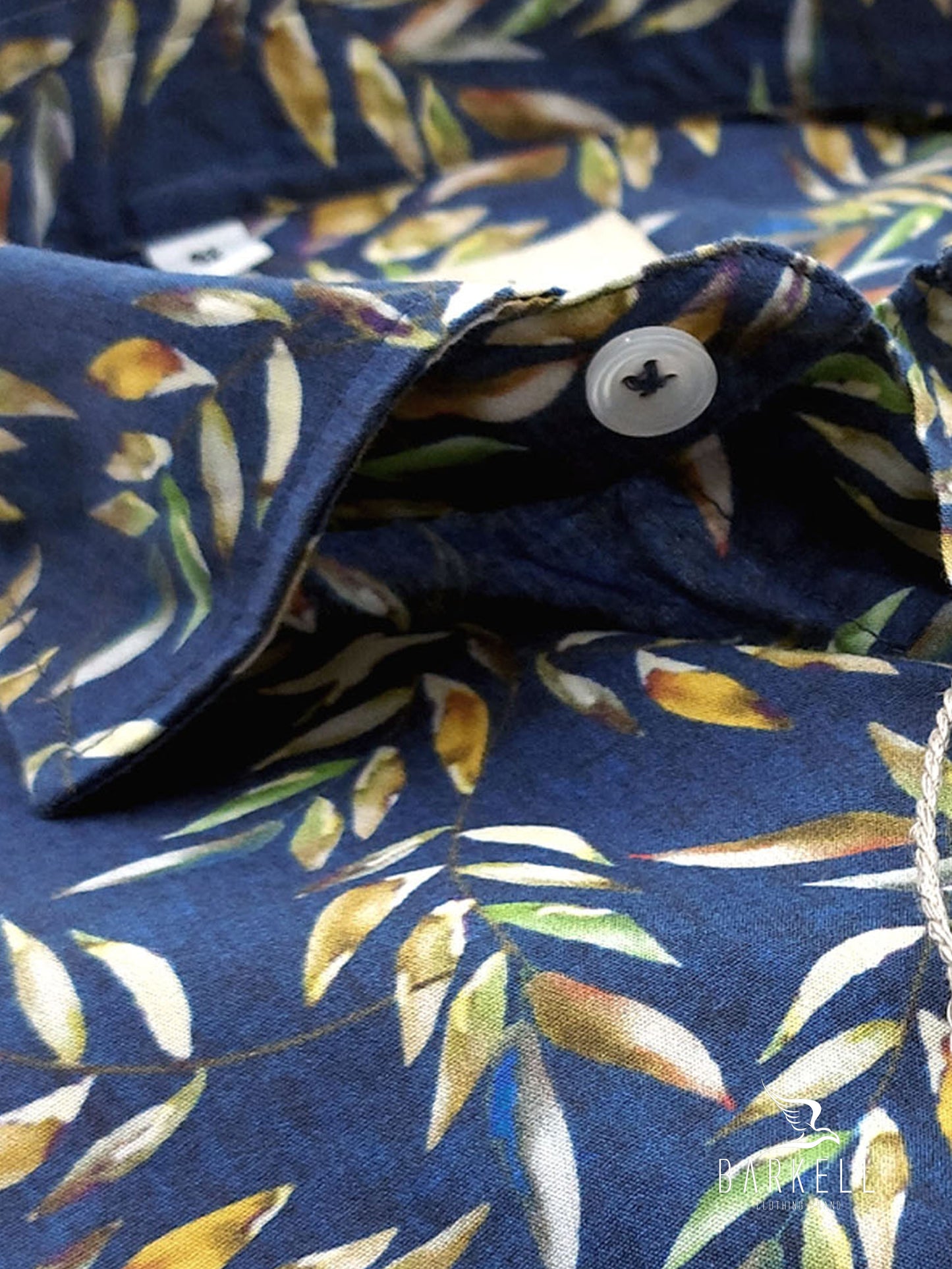 Camicia in Cotone Fantasia Foglie Multicolore Fondo Blu Collo Francese Piccolo