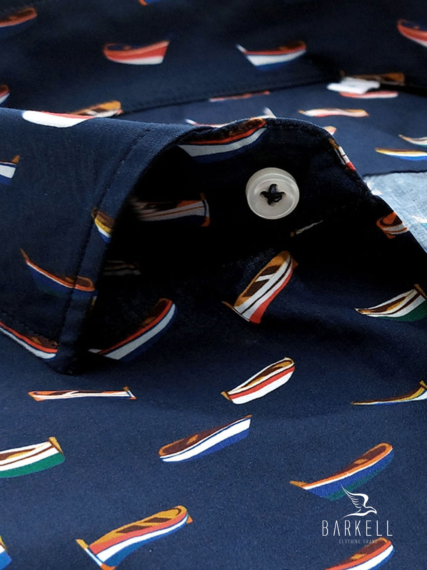 Camicia in Cotone Fantasia Barche Multicolore Fondo Blu Collo Francese Spread