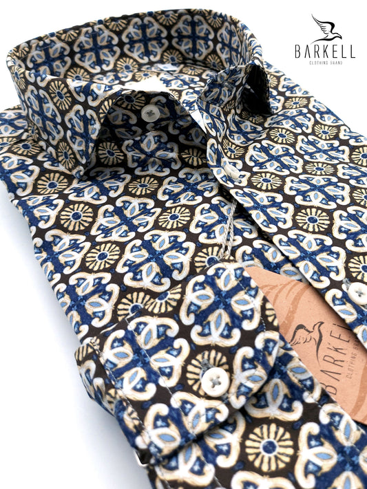 Camicia in Cotone Fantasia Maiolica Coloniale Fondo Marrone Collo Francese Spread