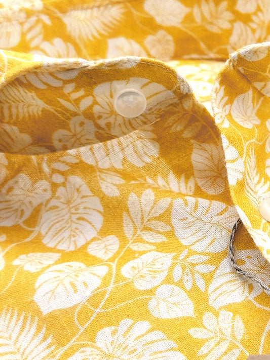 Camicia in Misto Lino Fantasia Foglie Tropicali Bianche Fondo Giallo Collo Francese Cutaway