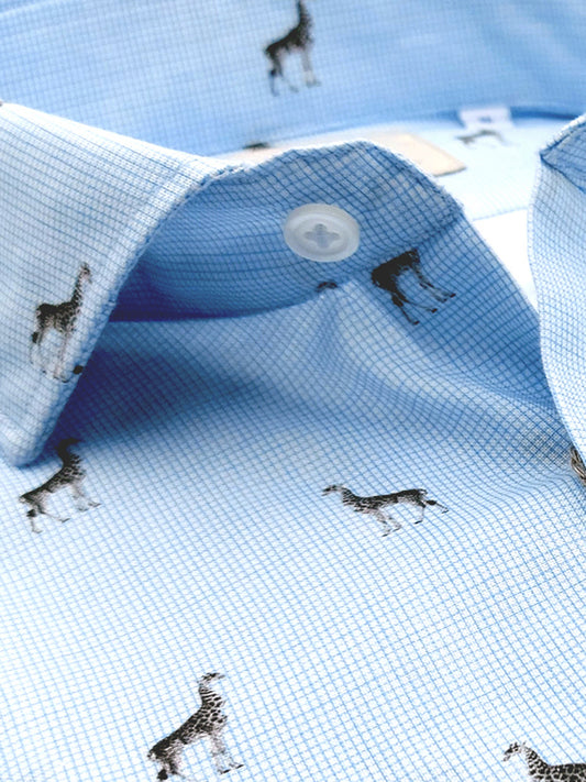 Camicia in Cotone Oxford Pinpoint Fantasia Quadretto e Giraffa Fondo Celeste Collo Francese Spread