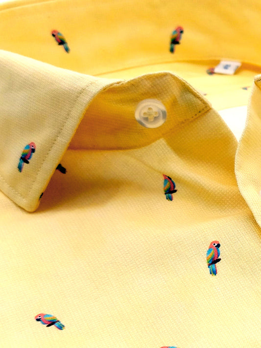 Camicia in Cotone Oxford Pinpoint Fantasia Pappagallino Multicolor Fondo Giallo Collo Francese Spread