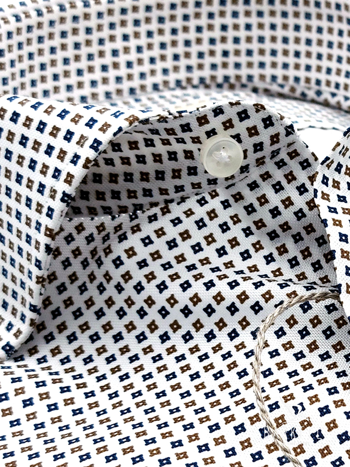 Camicia in Cotone Fantasia Geometrica Blu e Marrone Fondo Bianco Collo Francese